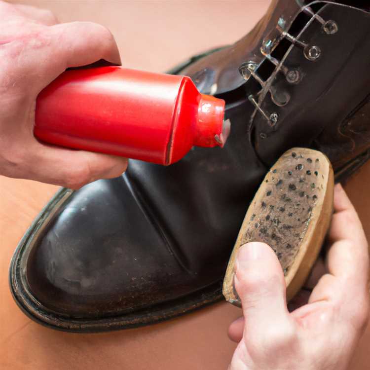 Процесс применения специального средства для ухода за кожаной обувью: